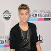 Dessa vez solteiro, Justin Bieber mostrou o corpo mais definido no AMA 2012