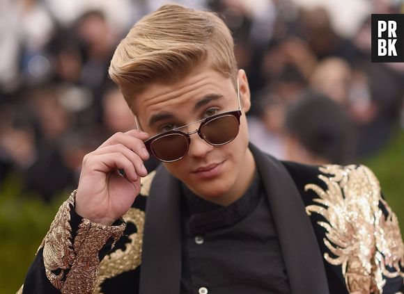 Justin Bieber foi todo estampado e fino no MET Gala em 2015