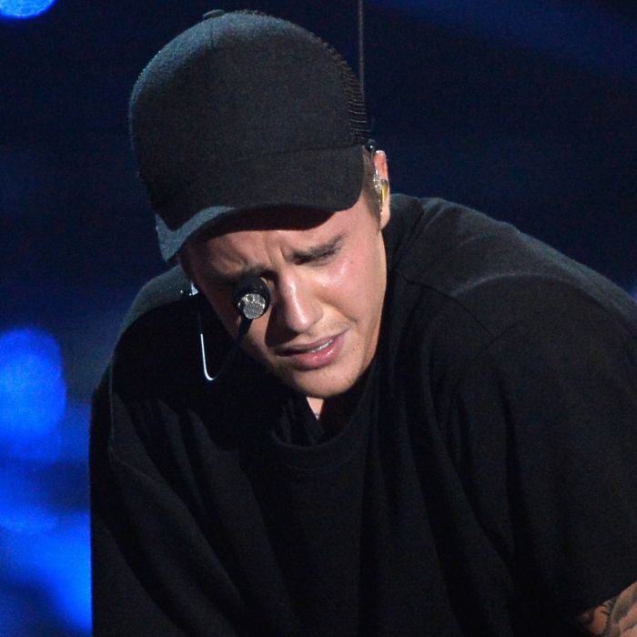Justin Bieber chorou muito ao cantar seus singles número 1 do álbum &quot;Purpose&quot; no palco do VMA 2015