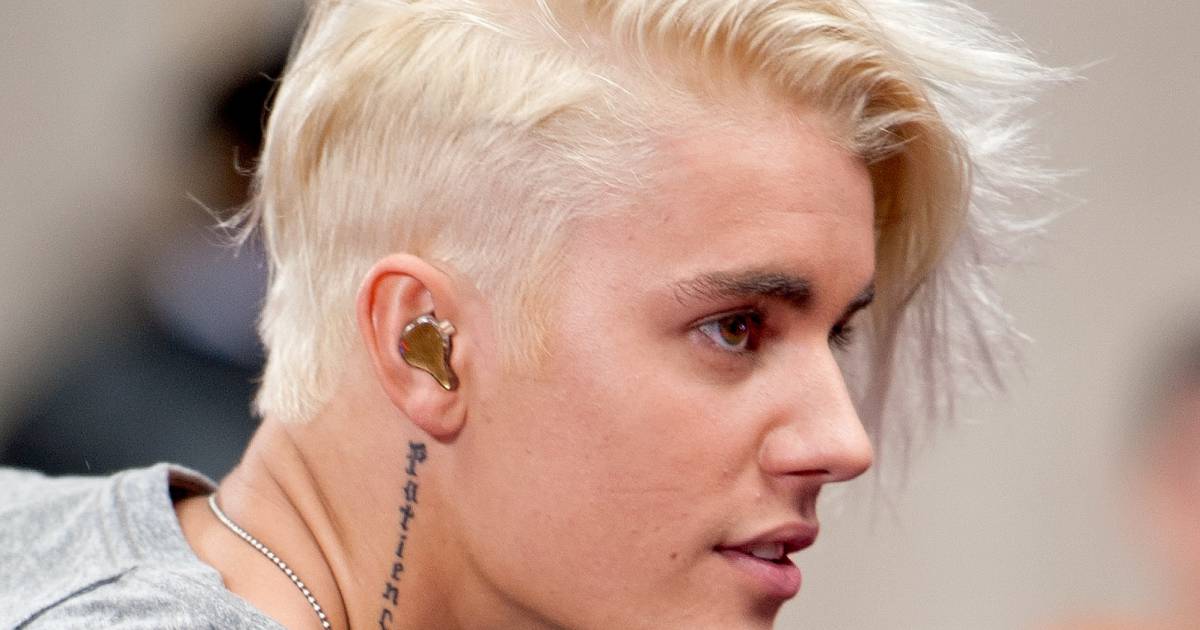 Justin Bieber fez um piercing na sobrancelha