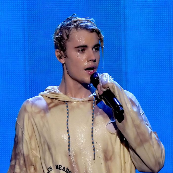 Justin Bieber ficou todo molhado em sua apresentação incrível no AMA 2015!