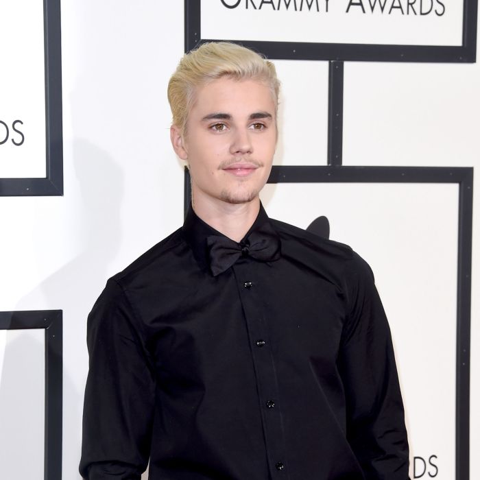 Justin Bieber foi todo estiloso e bonitão acompanhado do seu irmãozinho no Grammy 2016, onde ganhou sua primeira estatueta pela parceria com Skrillex