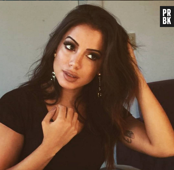 Anitta interpreta a diva pop que é na produção norte-americana "Breaking Through"