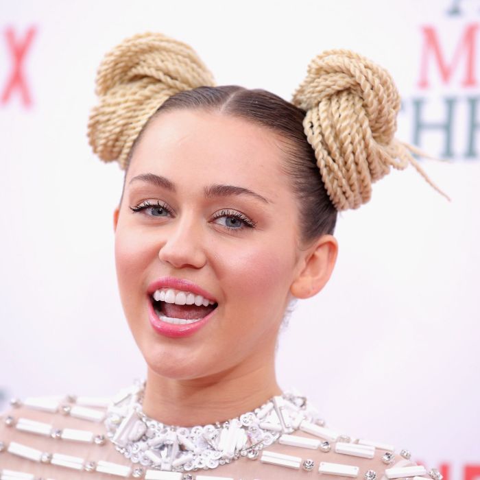 Além de &quot;Zoolander 2&quot;, Miley Cyrus também já interpretou a si mesma em &quot;Sex And The City 2&quot;. Quem lembra?