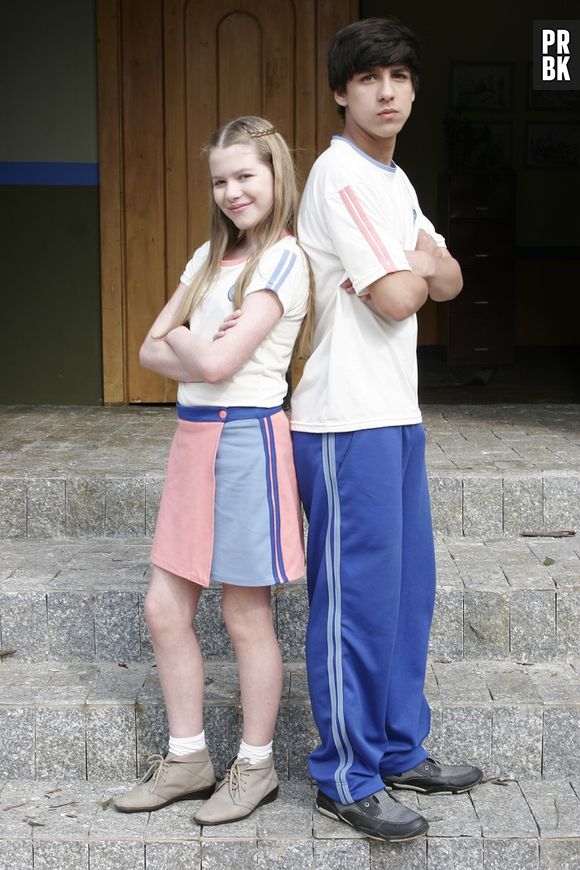 Julia Simoura interpreta a Sabrina, de "Cúmplices de Um Resgate", companheira inseparável de Omar (Luckas Moura)