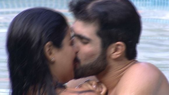 No "BBB16": Munik e Laham ficam e o clima esquenta com direito a beijo na piscina!