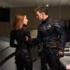 Capitão América (Chris Evans) tem ajuda da Viúva Negra (Scarlett Johansson) em novo filme