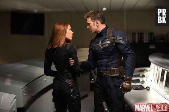 Capitão América (Chris Evans) tem ajuda da Viúva Negra (Scarlett Johansson) em novo filme