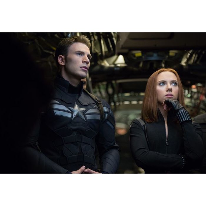  Como Viúva Negra, Scarlett Johansson atua ao lado de Chris Evans em &quot;Capitão América 2: O Soldado Invernal&quot; 