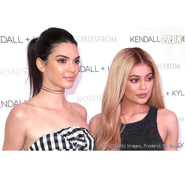 Kylie Jenner zoa Kendall Jenner no Snapchat e filma piercing no mamilo da irmã