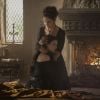 Em "Reign", Marie de Guise (Amy Brenneman), a mãe de Mary (Adelaide Kane) vem para o casório da filha