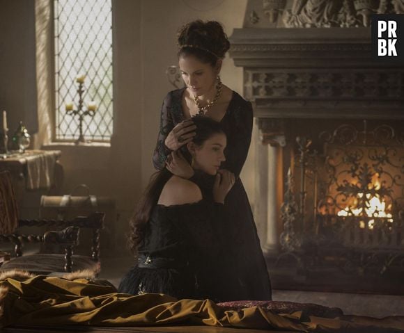 Em "Reign", Marie de Guise (Amy Brenneman), a mãe de Mary (Adelaide Kane) vem para o casório da filha