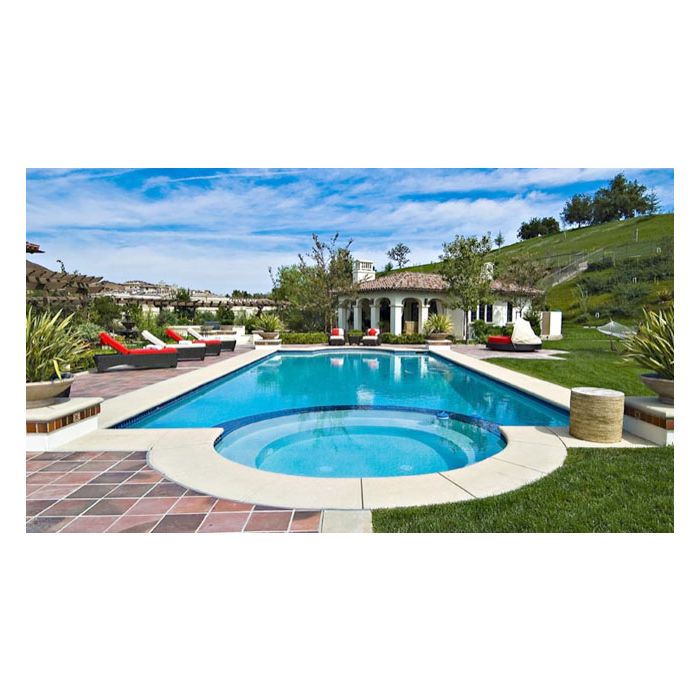 Além disso, a casa que era de Justin Bieber e agora passa a ser de Kloe Kardashian tem uma imensa piscina