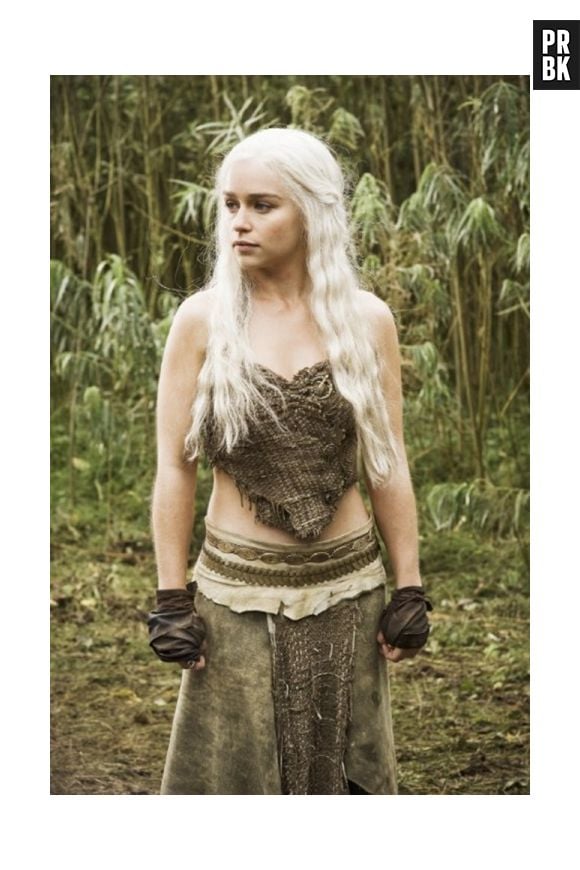 No início de "Game of Thrones", Daenerys (Emilia Clarke) não usava roupas luxuosas