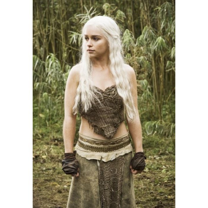 No início de &quot;Game of Thrones&quot;, Daenerys (Emilia Clarke) não usava roupas luxuosas