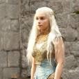 Já na 2ª temporada de "Game of Thrones", Daenerys (Emilia Clarke) começou a usar vestidos mais trabalhados