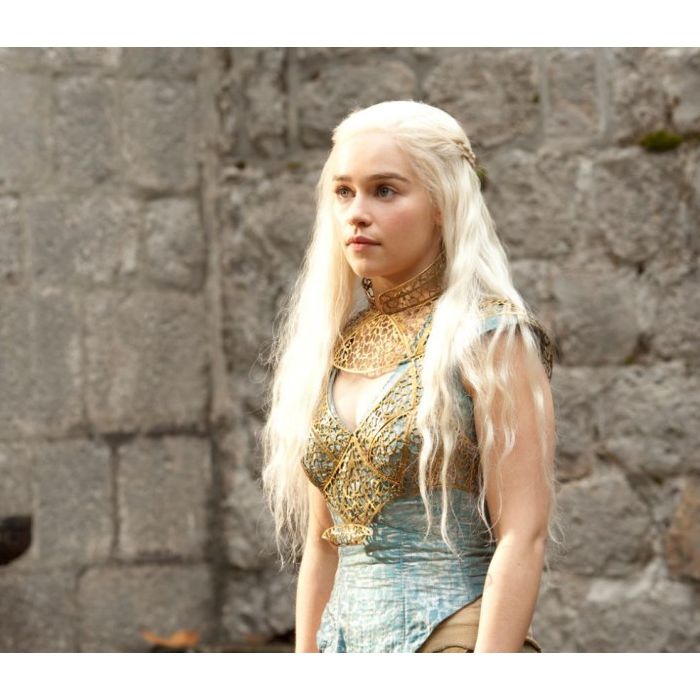 Já na 2ª temporada de Game of Thrones, Daenerys (Emilia Clarke) começou a  usar vestidos mais trabalhados - Purebreak