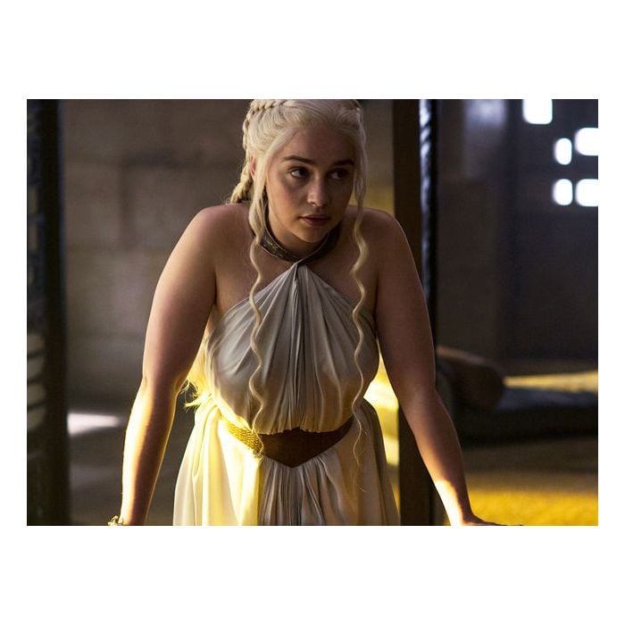 Os tons de branco passaram a dominar o estilo de Daenerys (Emilia Clarke) a partir da 5ª temporada de &quot;Game of Thrones&quot;