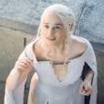 No início da 5ª temporada de "Game of Thrones", Daenerys (Emilia Clarke) apostava té em capas!
