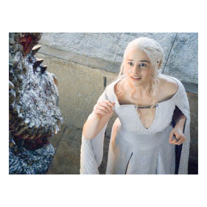 No início da 5ª temporada de &quot;Game of Thrones&quot;, Daenerys (Emilia Clarke) apostava té em capas!