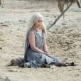 No início da 6ª temporada de "Game of Thrones", Daenerys (Emilia Clarke) continuava aparecendo com looks nada luxuosos