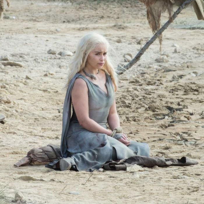 No início da 6ª temporada de &quot;Game of Thrones&quot;, Daenerys (Emilia Clarke) continuava aparecendo com looks nada luxuosos