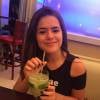 Maisa Silva até tomou uns drinks (sem álcool, claro) enquanto visitava um restaurante brasileiro