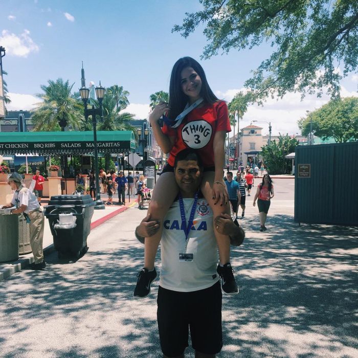 Maisa Silva e seu pai estão viajando juntos por Orlando, nos Estados Unidos