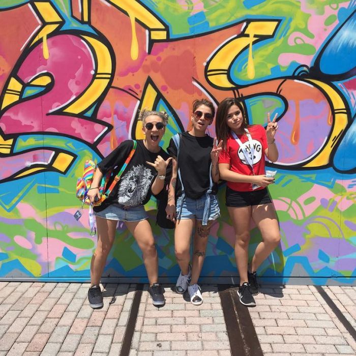 Maisa Silva e duas amigas posam cheias de estilo enquanto estão nos EUA