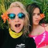 Maisa Silva e uma amiga mostram toda sua fofurice em um clique com flores
