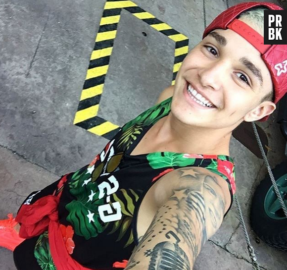 MC Gui faz nova tatuagem e exibe resultado para os fãs no Snapchat