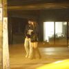 Maurício Destri passeia com seu novo affair pelas ruas do Rio de Janeiro