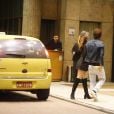 Maurício Destri deixa o táxi ao lado de seu novo affair