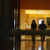 Maurício Destri e seu novo affair entram no hotel que o ator está hospedado no Rio