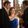 Personagem de Jonathan Rhys Meyer se encanta pela jovem Mina (Jessica DeGouw) quando a conhece em "Dracula"