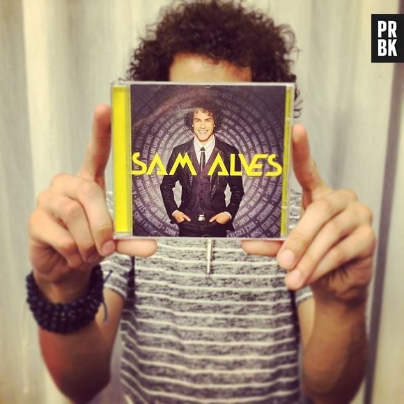 Sam Alves lança álbum homônimo no topo do iTunes