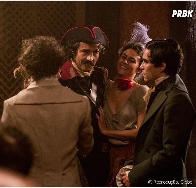 Em "Liberdade, Liberdade", Tolentino (Ricardo Pereira) fica incomodado ao ver André (Caio Blat) com outro!