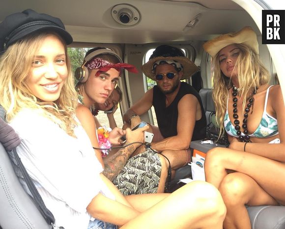 Justin Bieber aparece com modelos durante viagem ao Havaí!