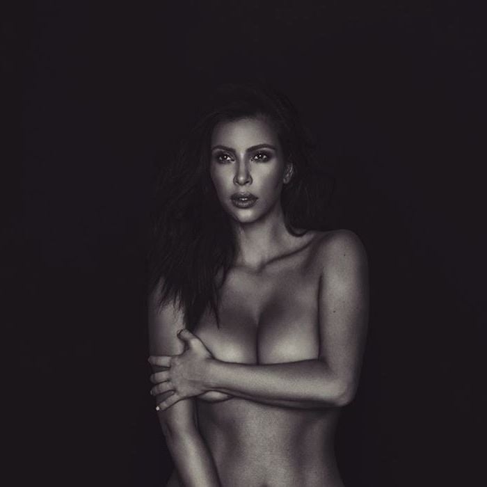 Kim Kardashian sempre curte mostrar suas belas curvas no Instagram, com ou sem roupa