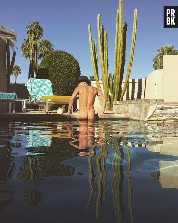 Tyler Blackburn, de "Pretty Little Liars" ficou pelado durante um mergulho na piscina no Instagram
