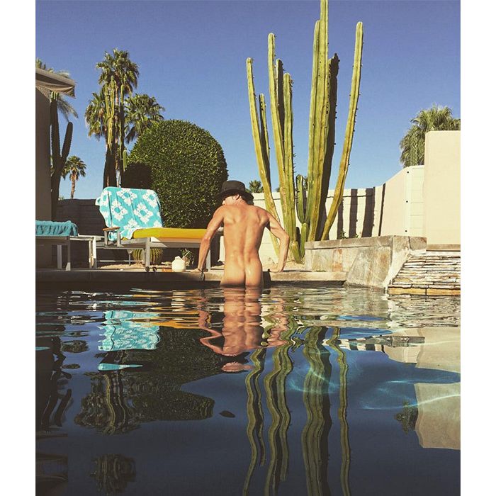 Tyler Blackburn, de &quot;Pretty Little Liars&quot; ficou pelado durante um mergulho na piscina no Instagram