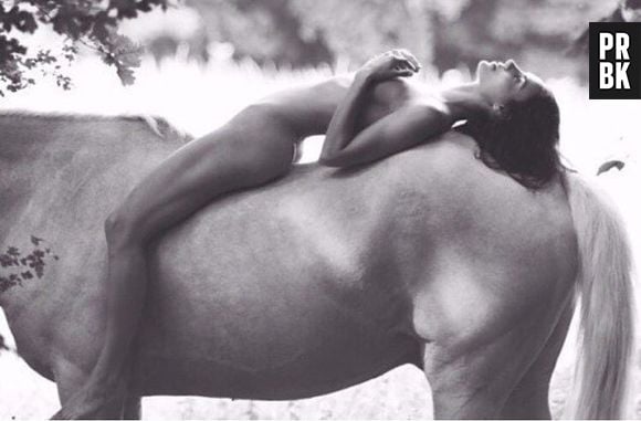 Kendall Jenner ficou nua no Instagram com uma foto incrível em cima de um elefante!