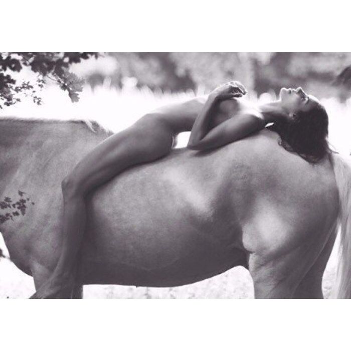 Kendall Jenner ficou nua no Instagram com uma foto incrível em cima de um elefante!