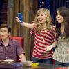 Em "iCarly", a Carly (Miranda Cosgrove) gravava vídeos diariamente fazendo o papel de conselheira