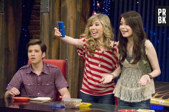 Em "iCarly", a Carly (Miranda Cosgrove) gravava vídeos diariamente fazendo o papel de conselheira