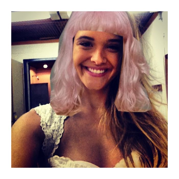  E Juliana Paiva?! Acha que o cabelo cor-de-rosa de Bruna Linzmeyer combinaria com ela?! Zoeiraaa 