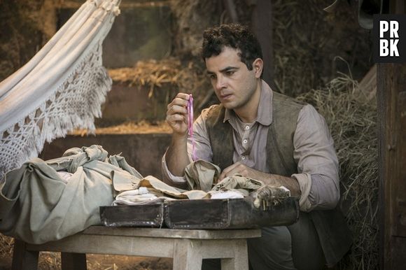 Em "Êta Mundo Bom!", Zé dos Porcos (Anderson Di Rizzi) está pensando em ir embora e deixar o sentimento que tem por Mafalda (Camila Queiroz) para trás