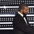 Rihanna recebe prêmio e homenagem do VMA 2016 das mãos de Drake
