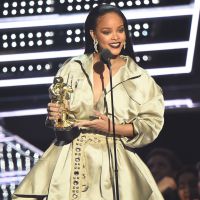 VMA 2016: Rihanna faz 4 performances e recebe prêmio histórico das mãos de Drake!