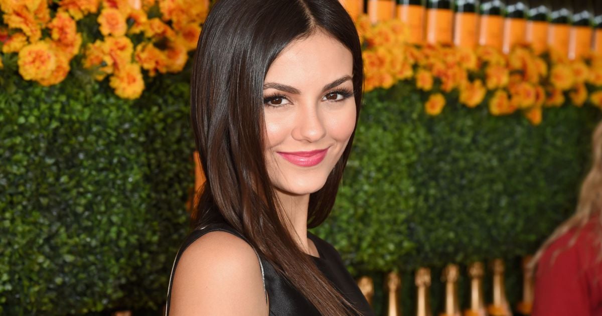 Victoria Justice aparece de calcinha e sutiã em vídeo da remake de